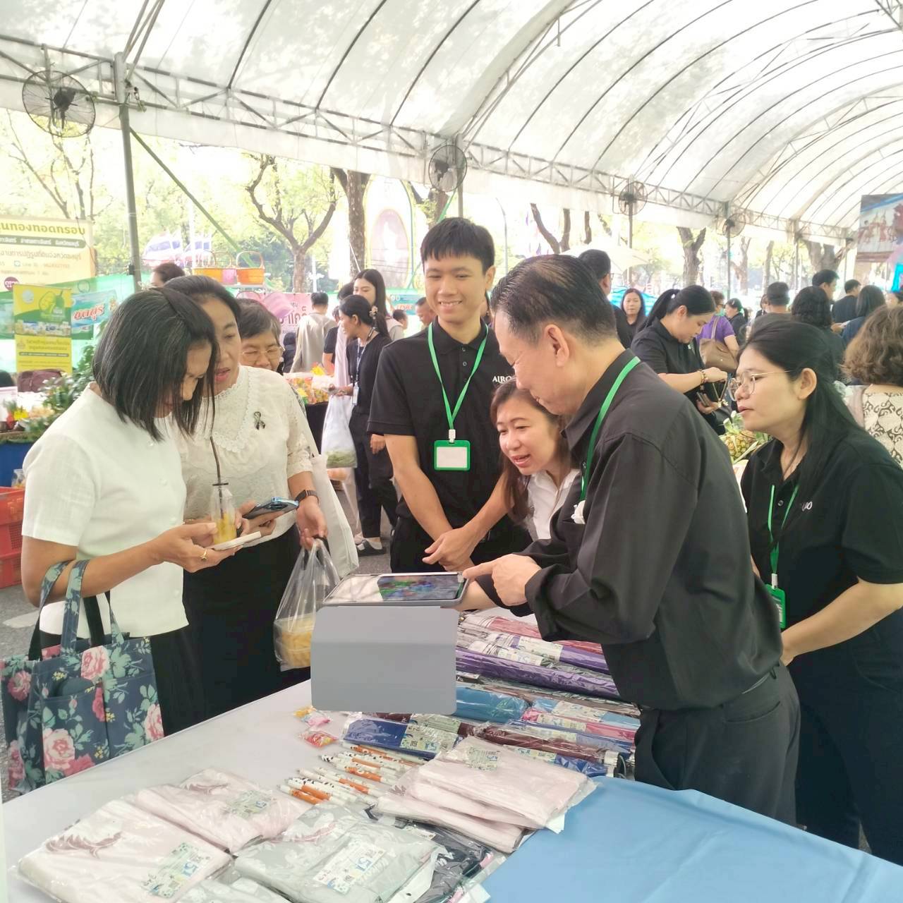 title - คณะทำงานฝ่ายติดตามประเมินผลการจัดงาน วันคล้ายวันสถาปนาสำนักงานการปฏิรูปที่ดินเพื่อเกษตรกรรม (ส.ป.ก.) ครบรอบ 51 ปี เปิดตั้งจุดให้ผู้ร่วมงานได้ร่วมสนุก เล่นเกมส์ และตอบแบบประเมินผลการจัดงาน ผ่านระบบออนไลน์